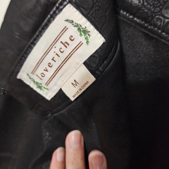 Loveriche Black Textured Faux Leather Mini Skirt Size Medium Front Slits - Picture 5 of 7